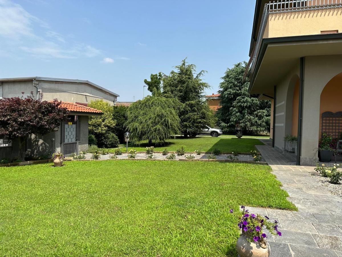 Villa 2 Cassano dʼAdda Exteriör bild