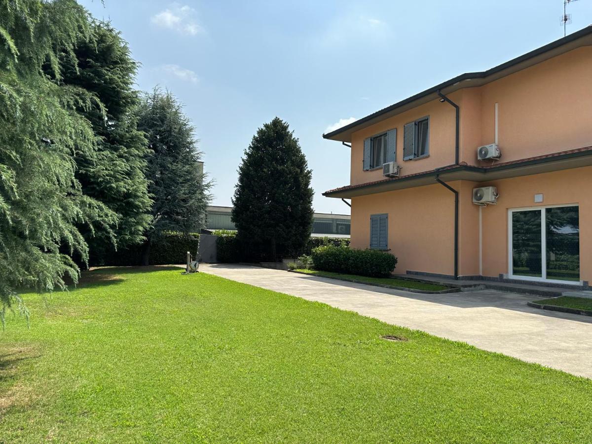 Villa 2 Cassano dʼAdda Exteriör bild