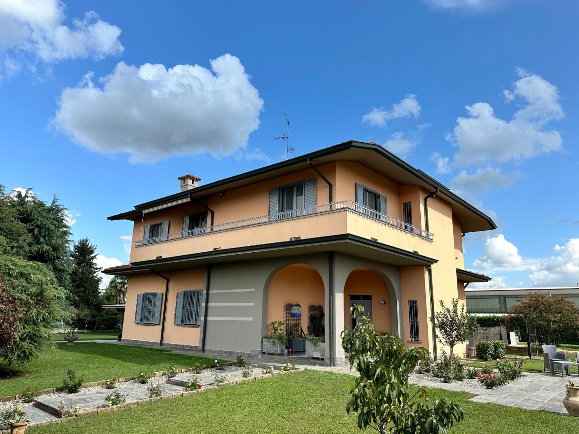 Villa 2 Cassano dʼAdda Exteriör bild