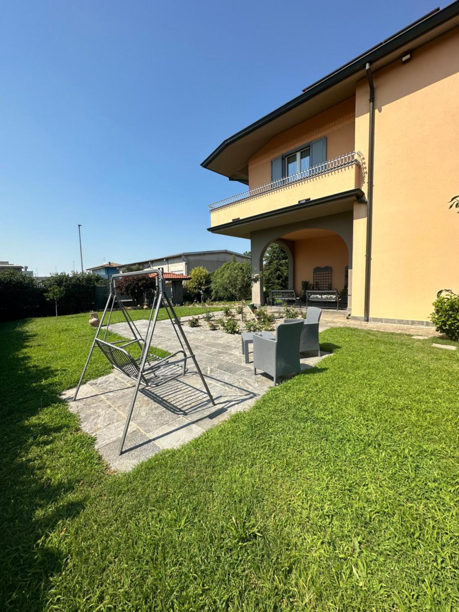 Villa 2 Cassano dʼAdda Exteriör bild