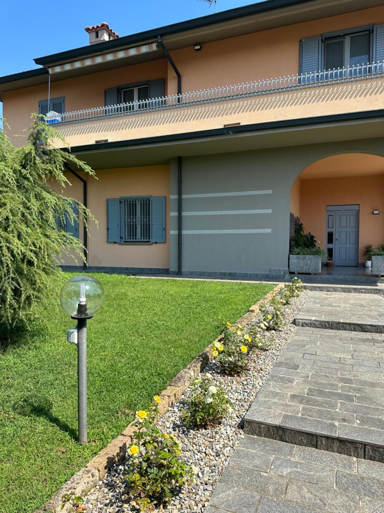 Villa 2 Cassano dʼAdda Exteriör bild