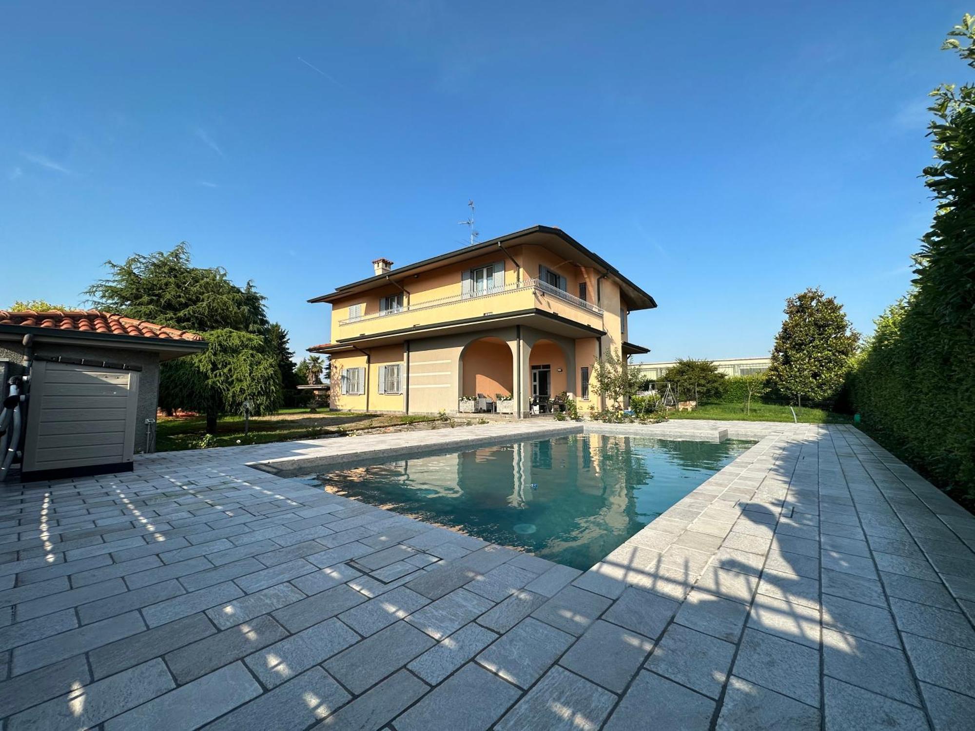 Villa 2 Cassano dʼAdda Exteriör bild