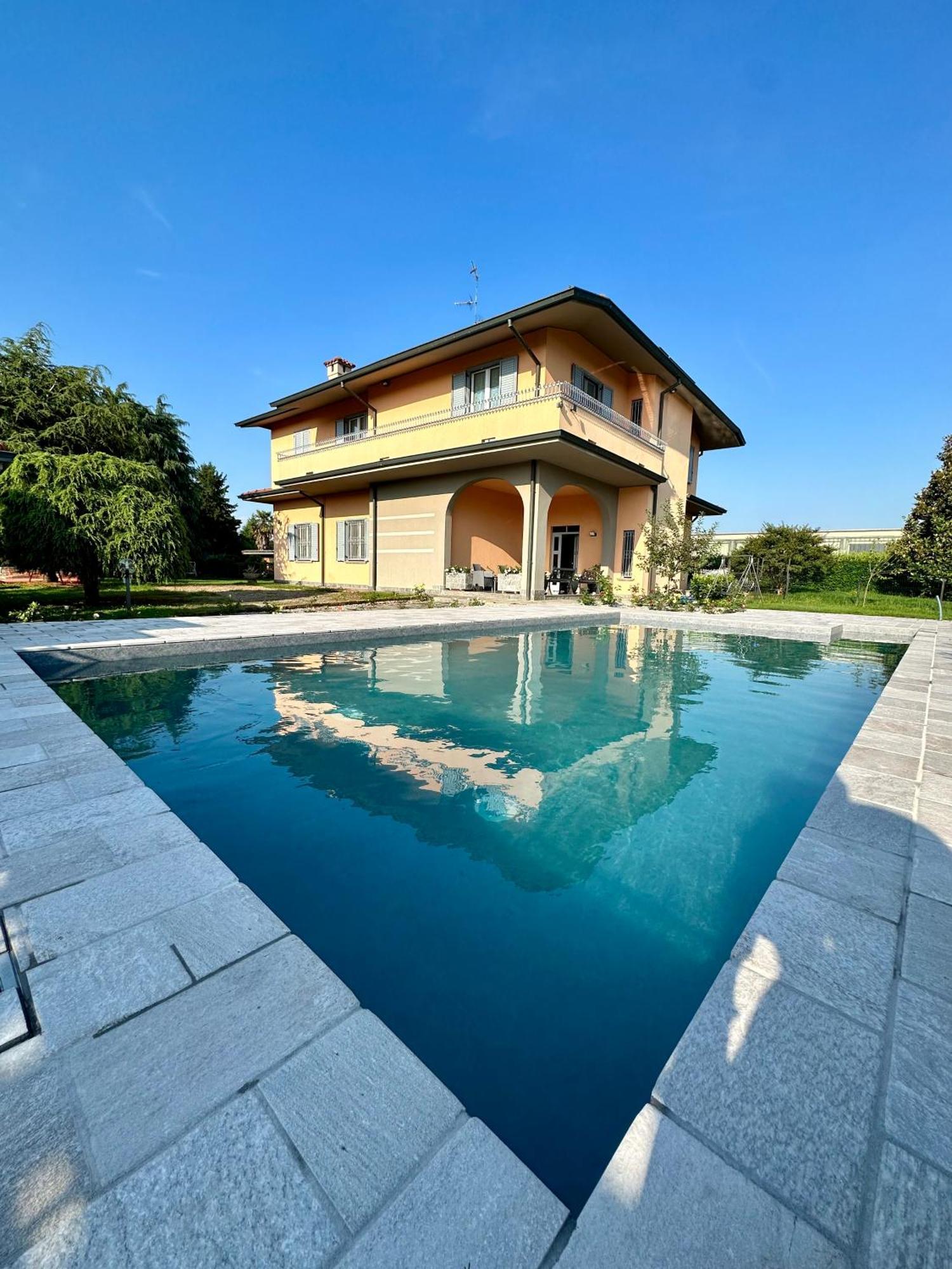 Villa 2 Cassano dʼAdda Exteriör bild
