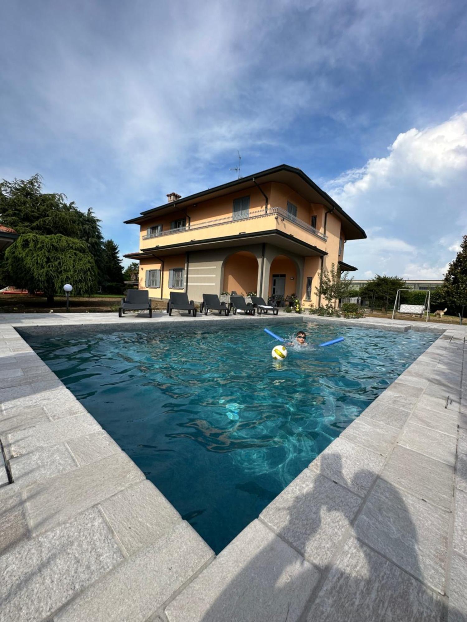 Villa 2 Cassano dʼAdda Exteriör bild