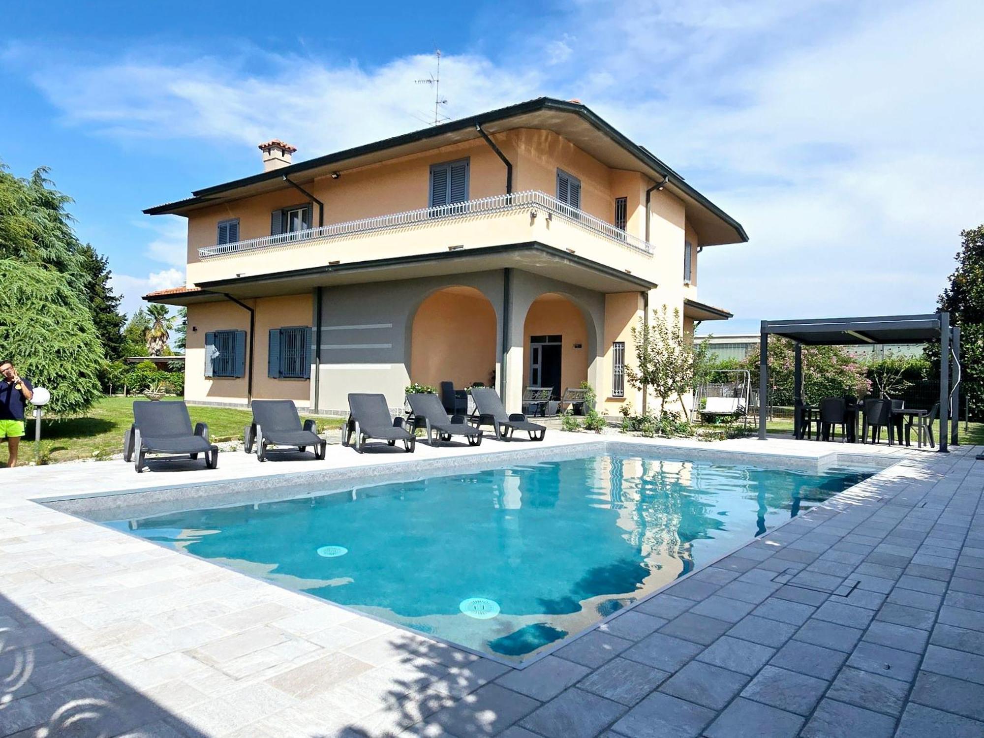 Villa 2 Cassano dʼAdda Exteriör bild