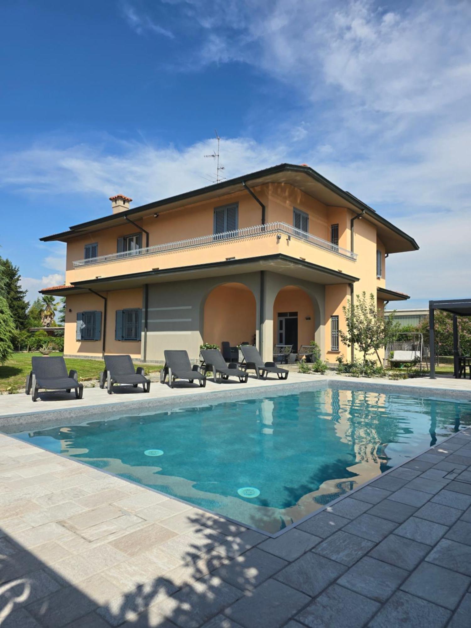 Villa 2 Cassano dʼAdda Exteriör bild